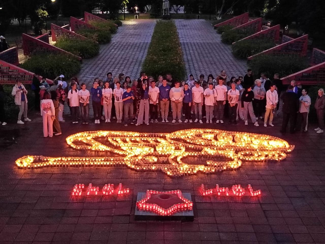 В Камне-на-Оби полицейские и общественники присоединились к Международной акции «Огненные картины войны», посвящённой Дню памяти и скорби